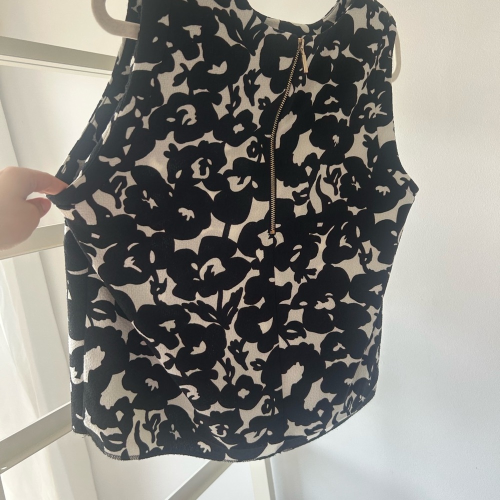 Katherine Barclay Black and White Floral Sleeveless Blouse - Picture 2 of 2